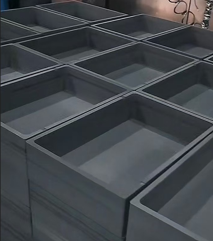 Graphite crucible for metal melting